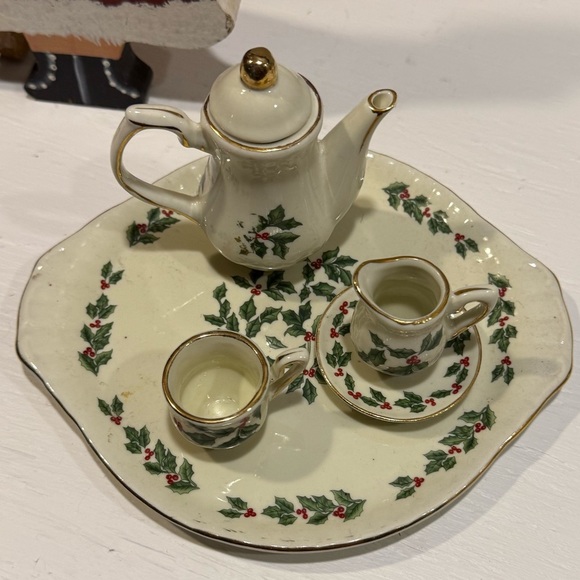Rare Vintage Miniature Holly Berries Gold Trim Tea Set - Picture 7 of 8